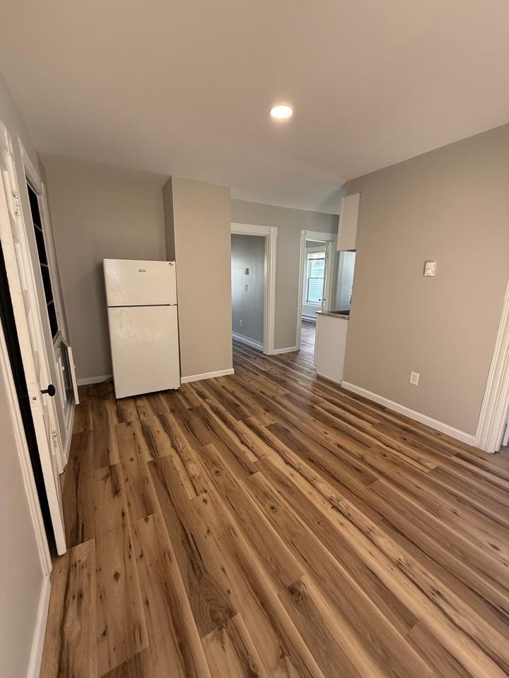 219 Laurel St #2E - Photo 6 of 10