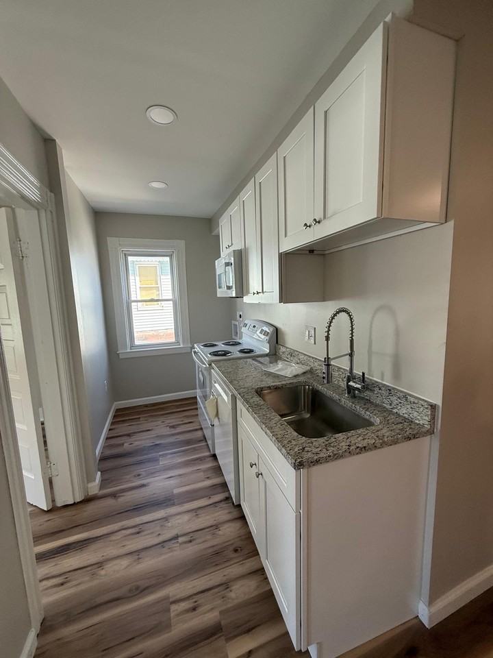 219 Laurel St #2E - Photo 7 of 10