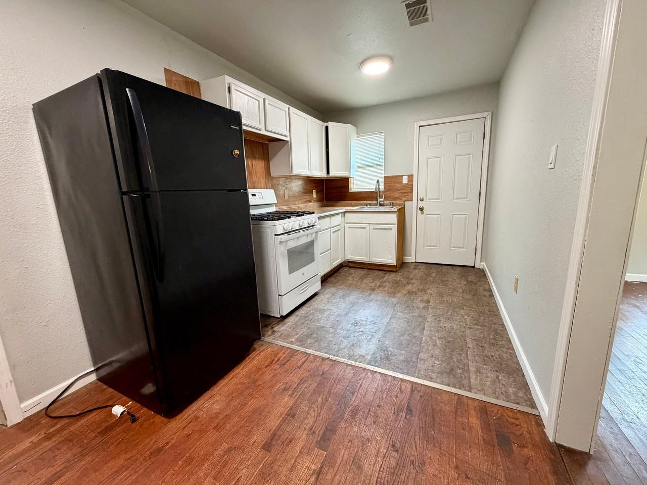 1016 W 21st St #B - Photo 4 of 9