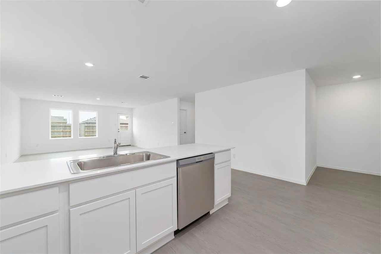 3064 Huntersville Dr - Photo 3 of 10