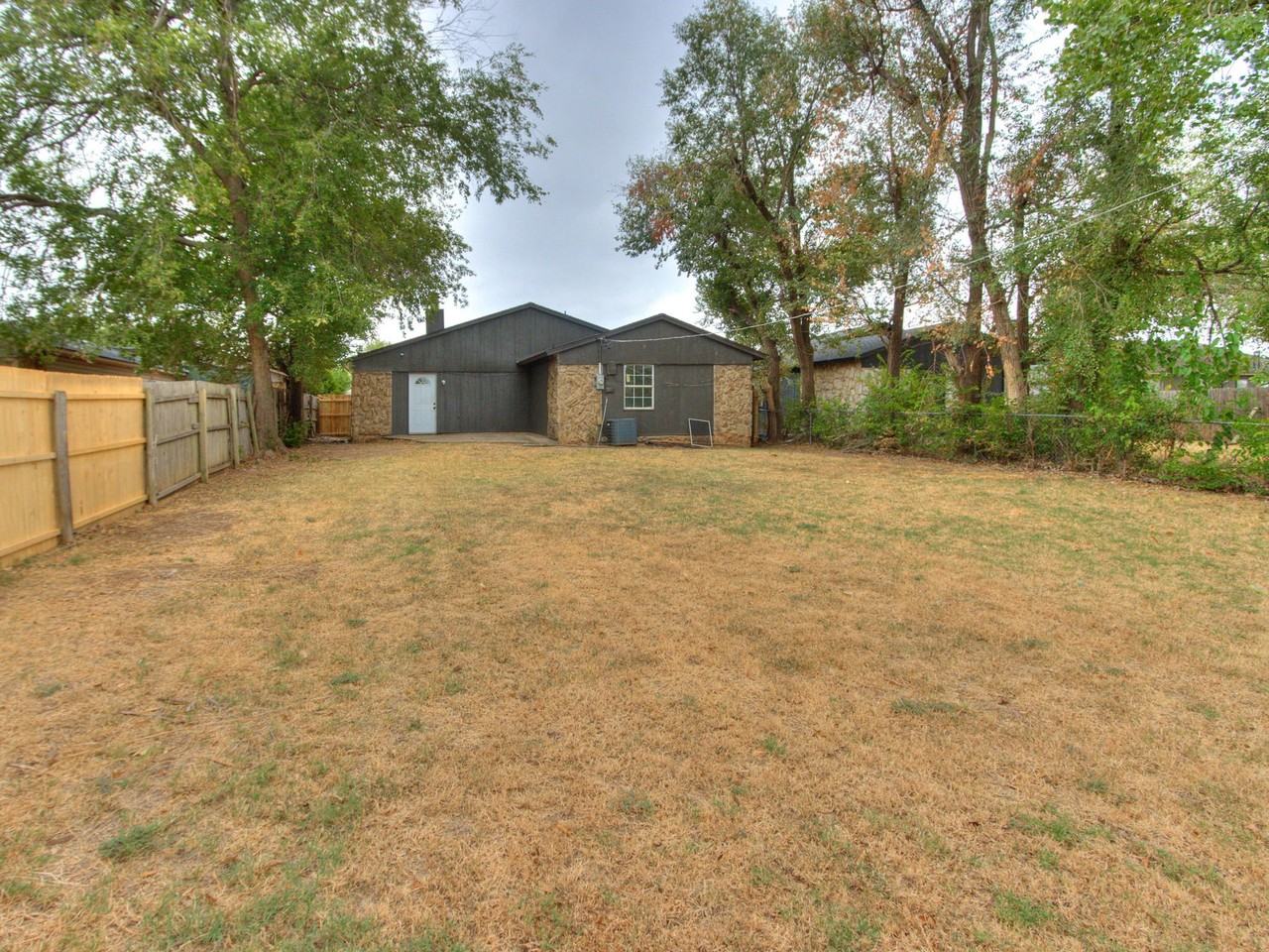 831 Nw 114th St - Photo 2 of 6