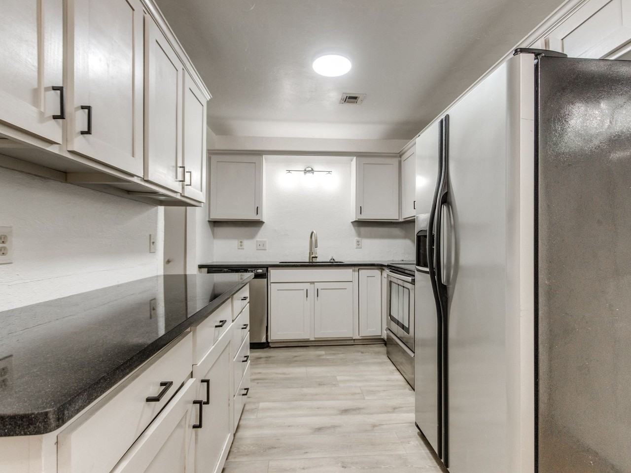 831 Nw 114th St - Photo 3 of 6