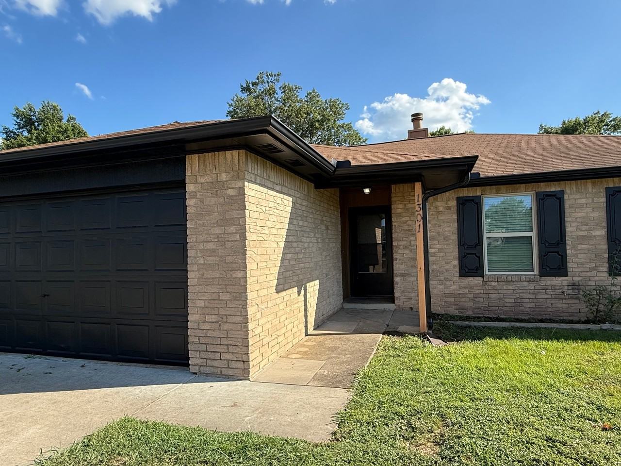 1301 W Waco St - Photo 2 of 16