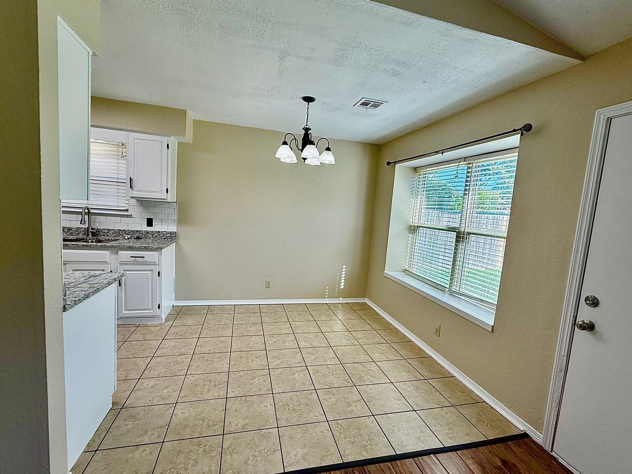 1301 W Waco St - Photo 4 of 16