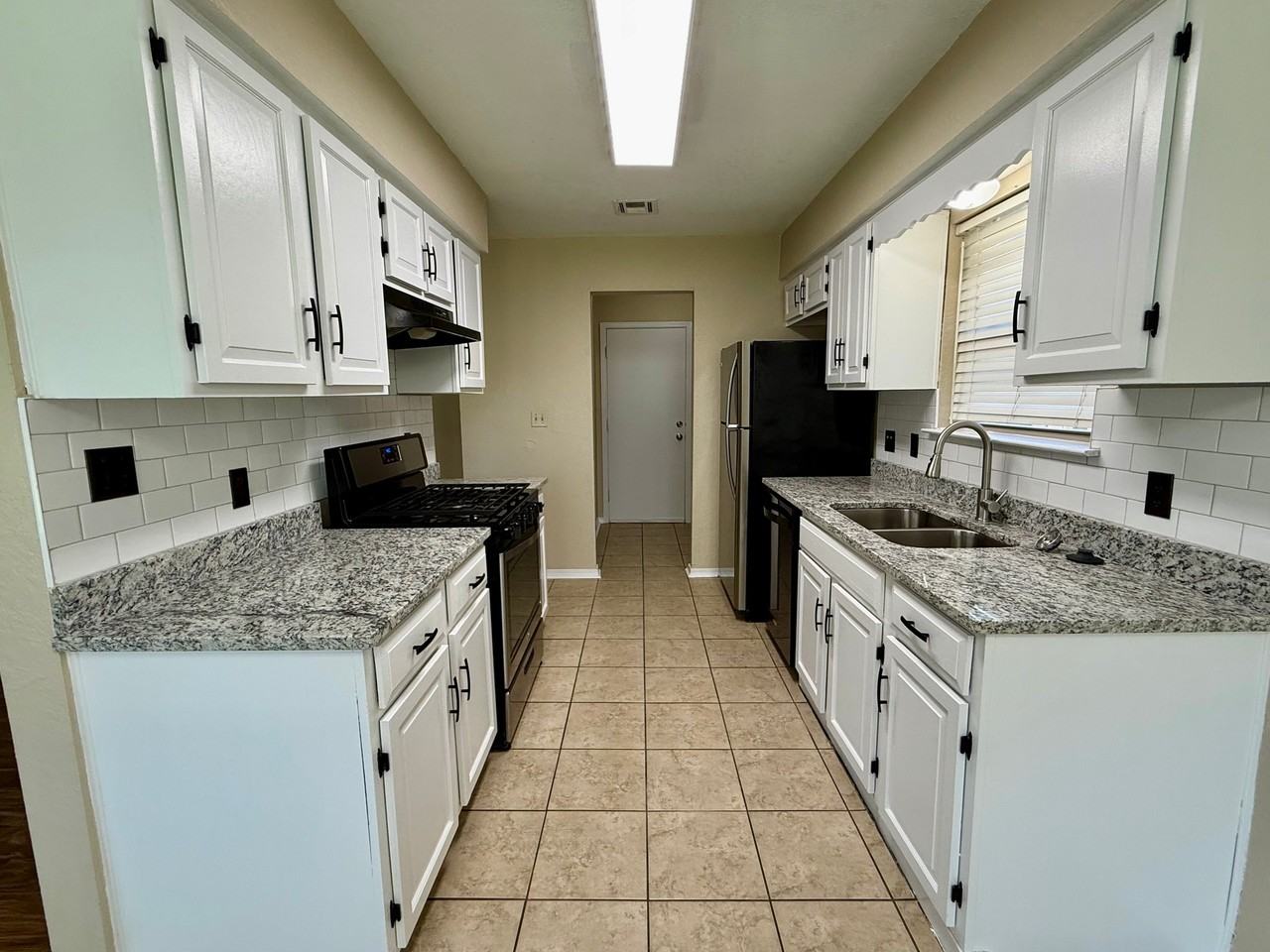 1301 W Waco St - Photo 5 of 16