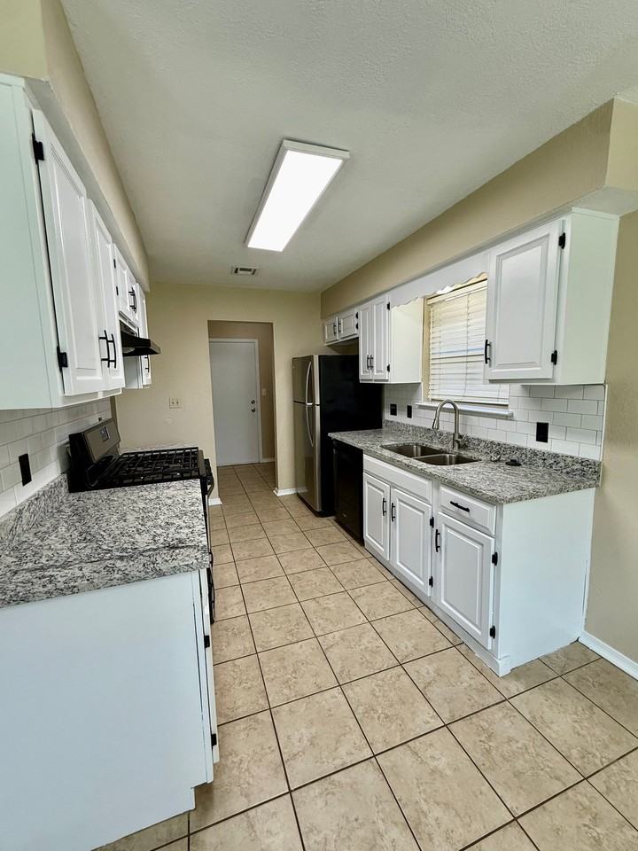 1301 W Waco St - Photo 6 of 16