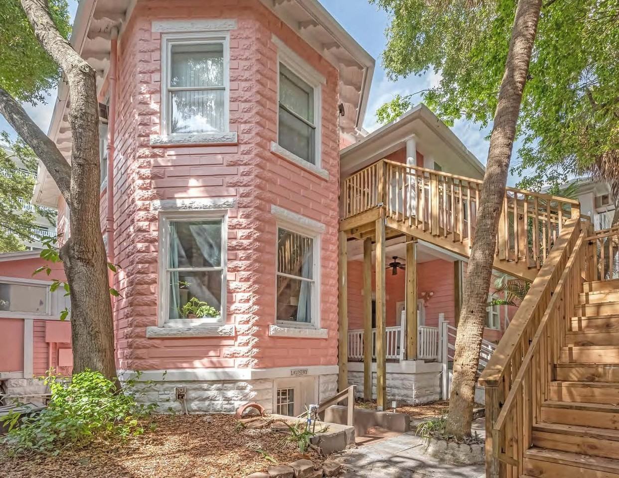 656 Beach Dr Ne #656-06 - Photo 2 of 9