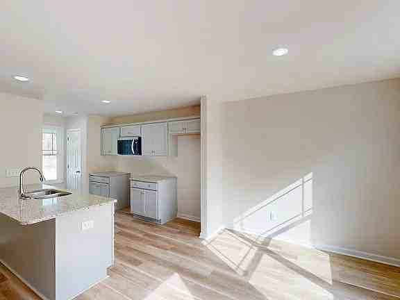 304 Sandy Springs Dr - Photo 5 of 17