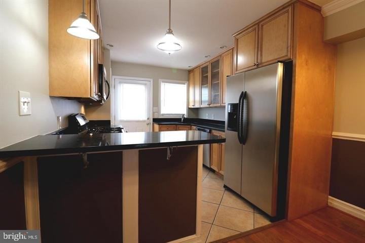 1605 Marshall St - Photo 5 of 20