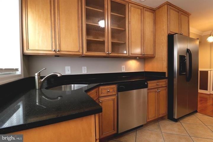 1605 Marshall St - Photo 6 of 20
