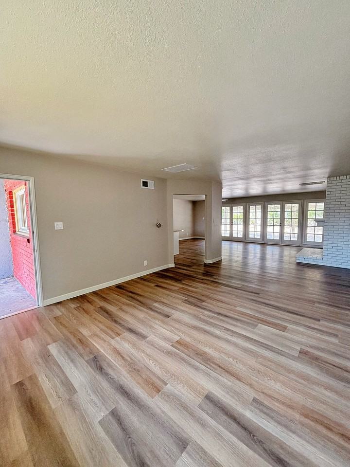 4127 Seymour St - Photo 3 of 17