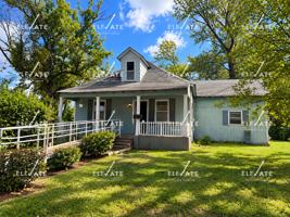 featured image of 302 N Oak St