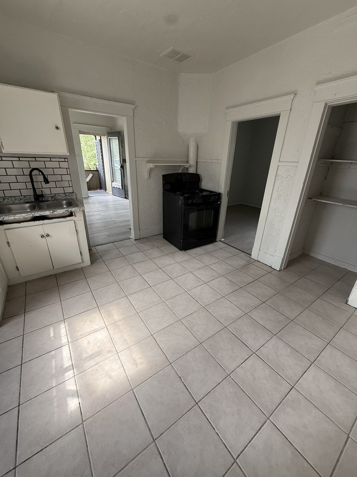 2928 Grant Ave - Photo 3 of 11