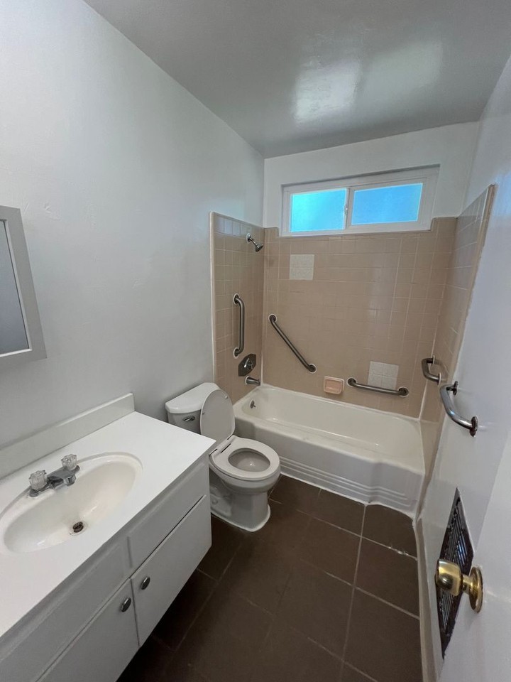 5192 W 20th St - Photo 6 of 11