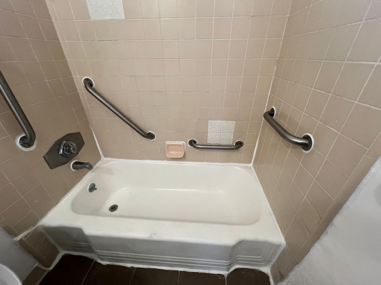5192 W 20th St - Photo 7 of 11