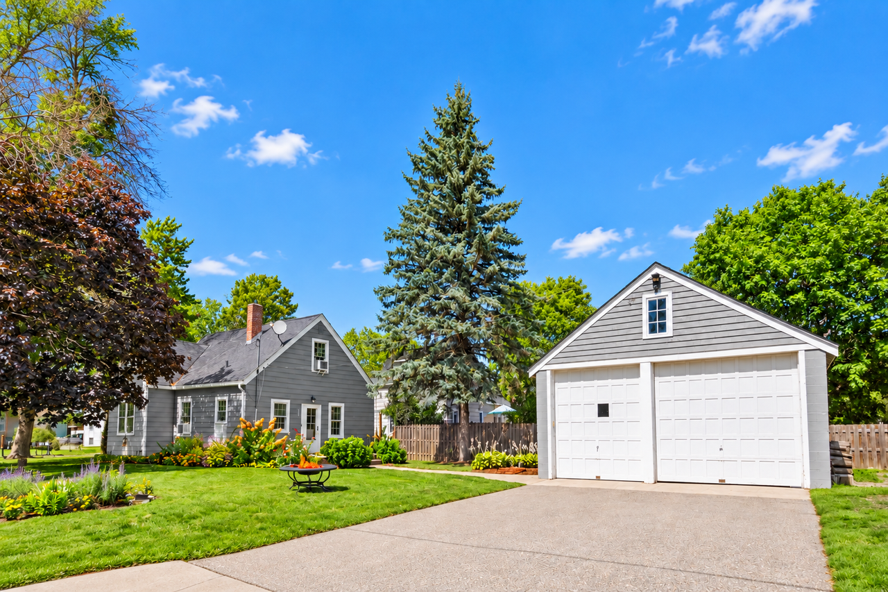 20640 Howland Avenue West - Photo 3 of 37