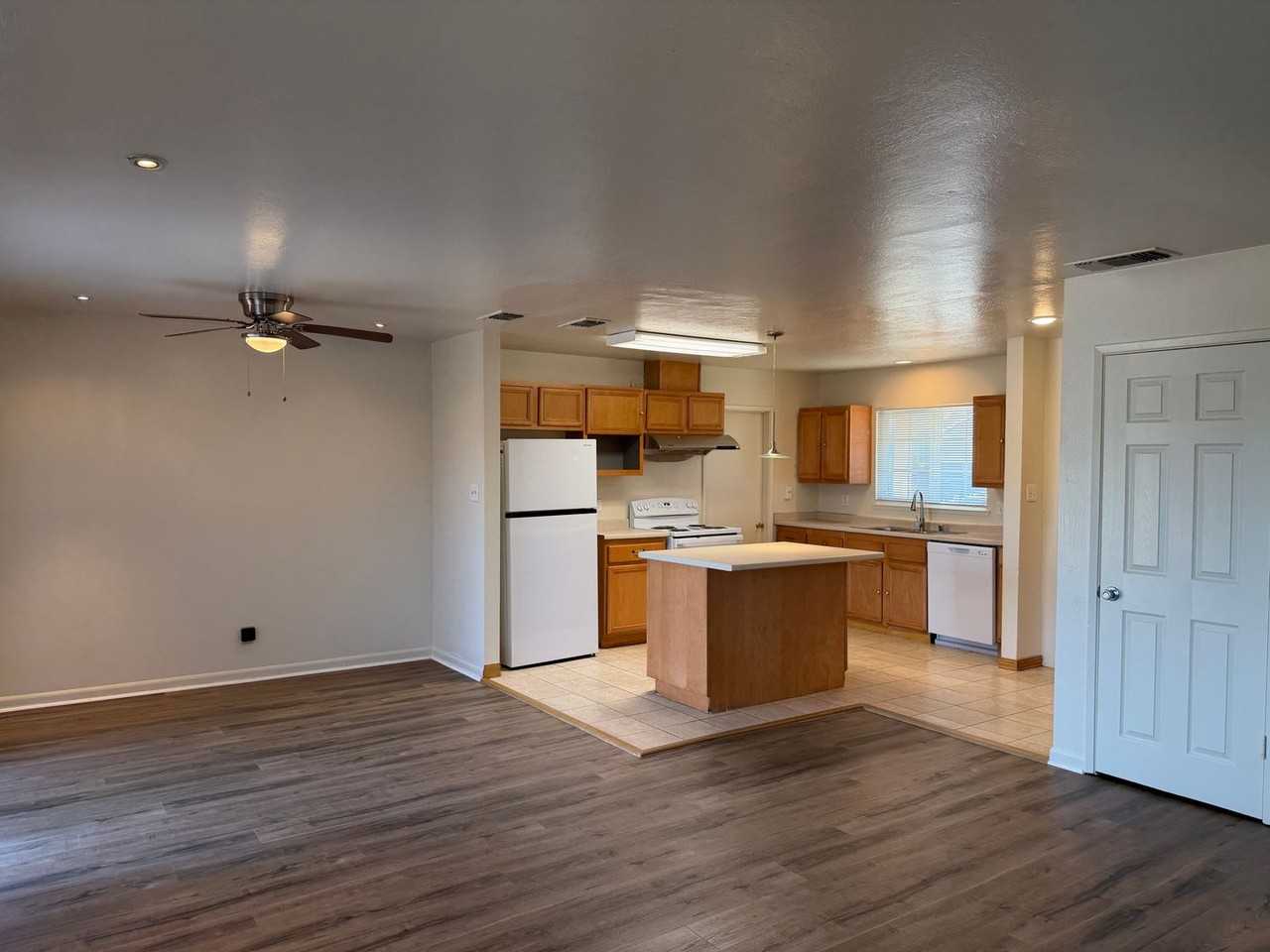 7109 Thomas Dr - Photo 4 of 16