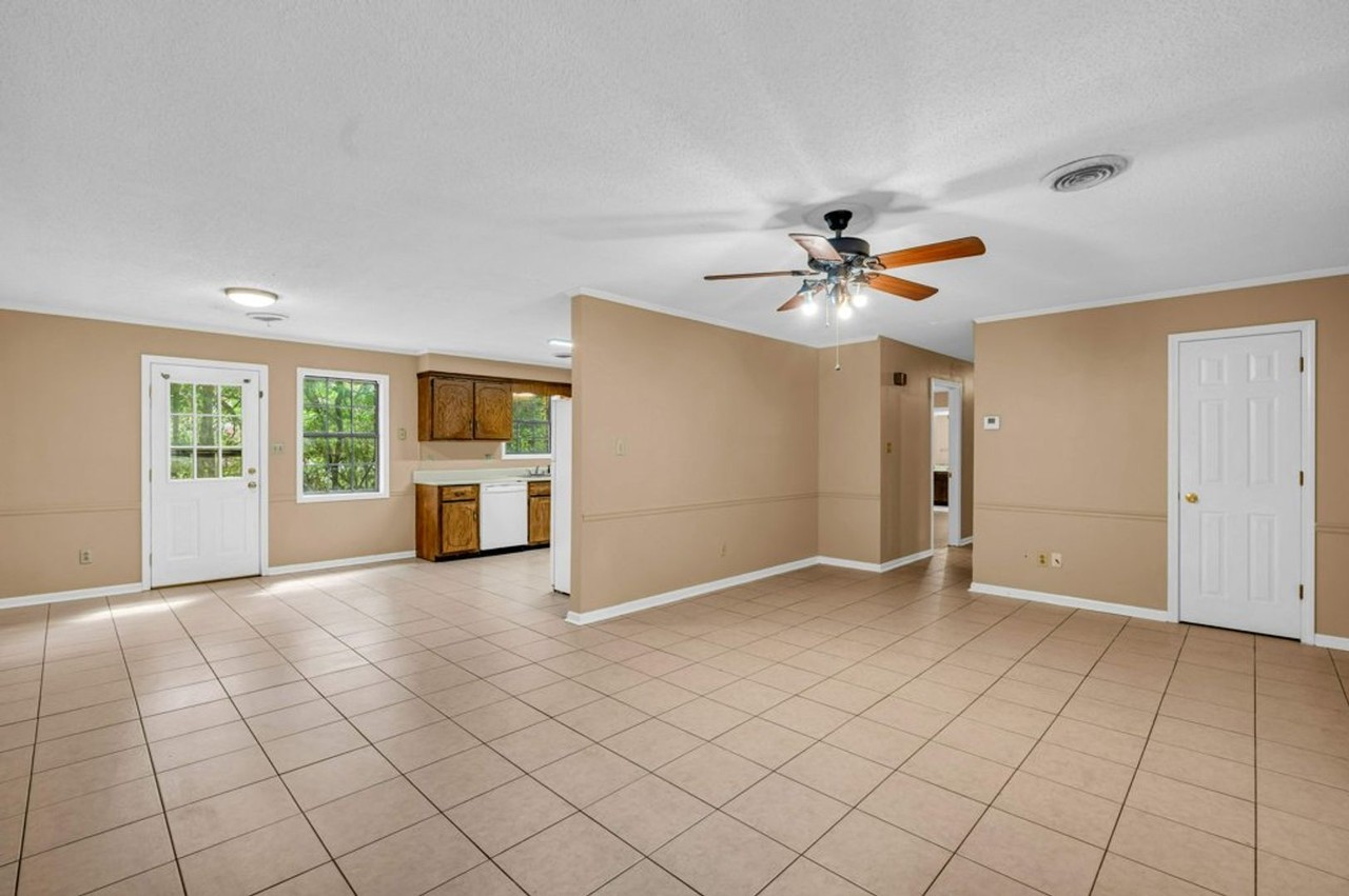 1137 Marie St - Photo 3 of 18