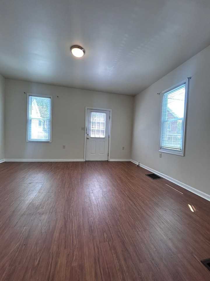 214 Jefferson St - Photo 3 of 19