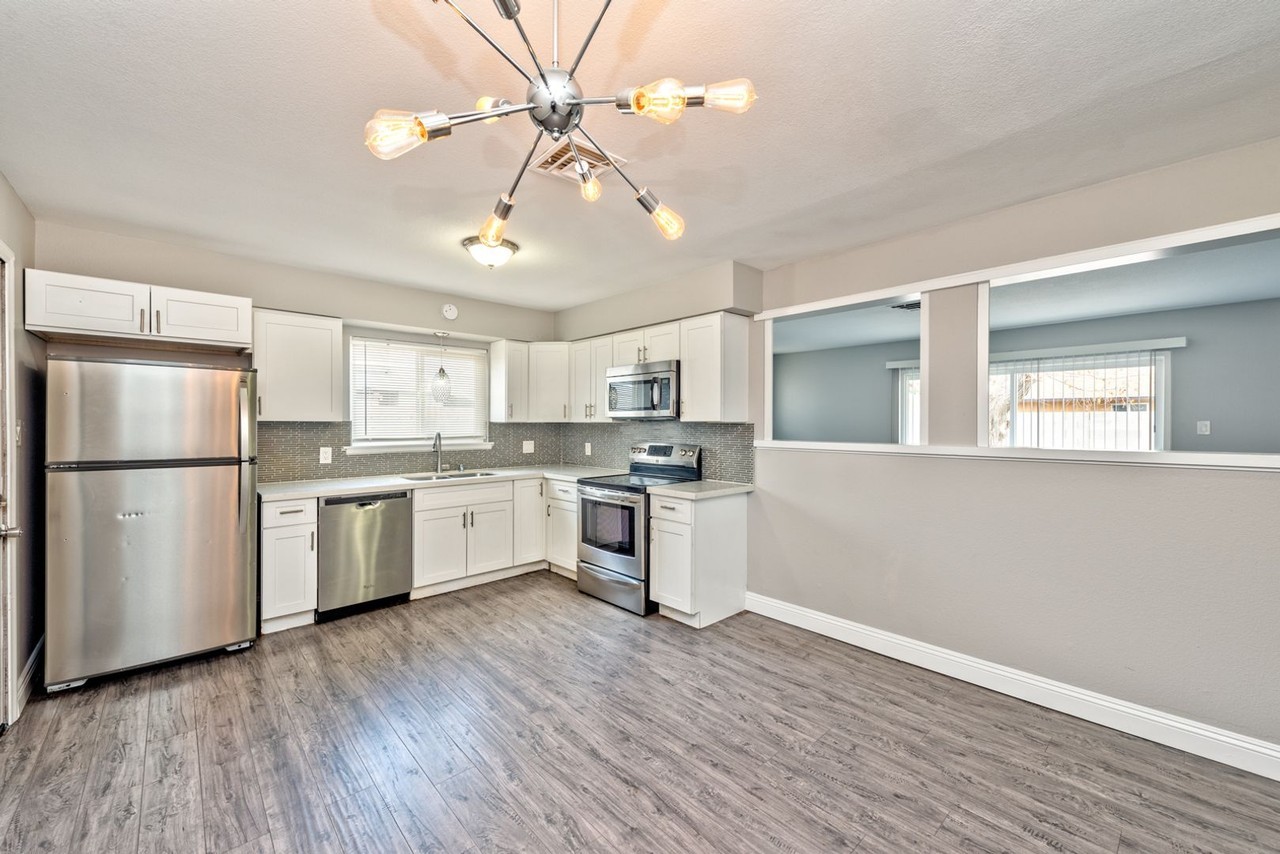 4421 Hillcrest Ave - Photo 4 of 15