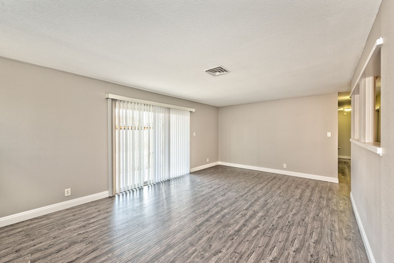 4421 Hillcrest Ave - Photo 3 of 15