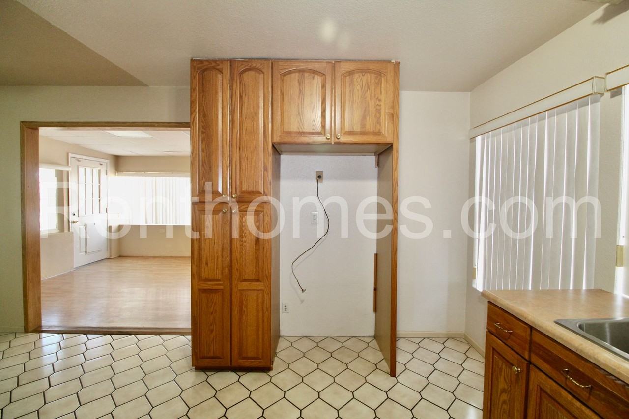 10952 Parkdale Ave - Photo 7 of 18