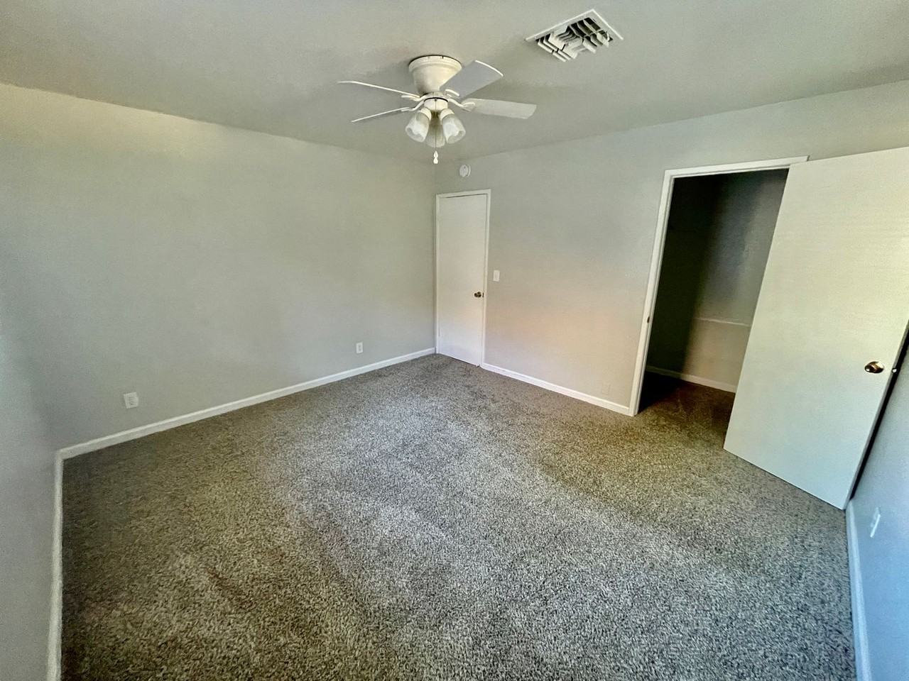 222 Corson Ave - Photo 4 of 12