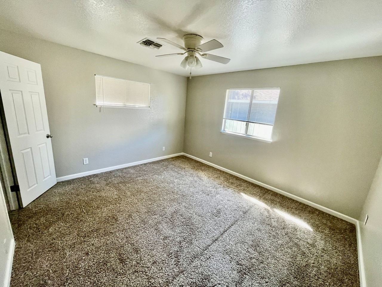222 Corson Ave - Photo 5 of 12