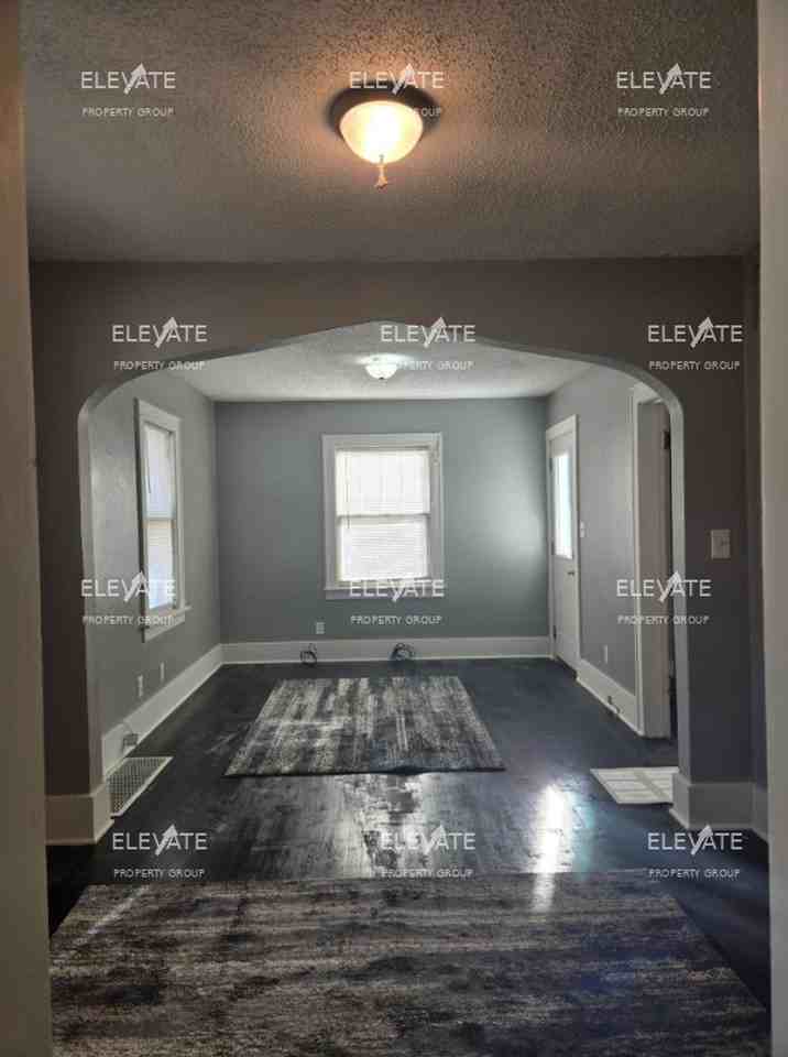 117 N Spring St - Photo 4 of 12