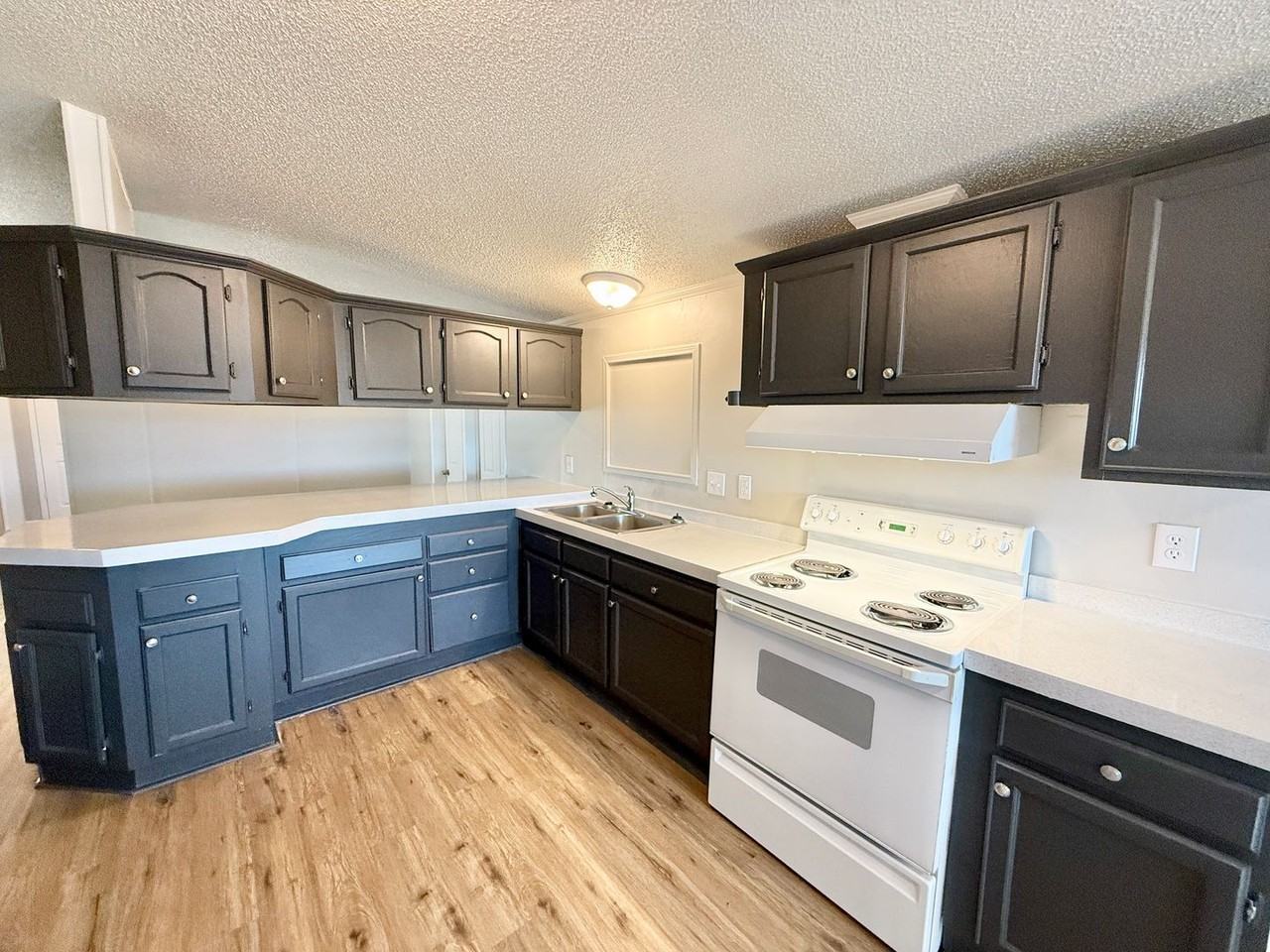 2845 E 14th St - Photo 5 of 25