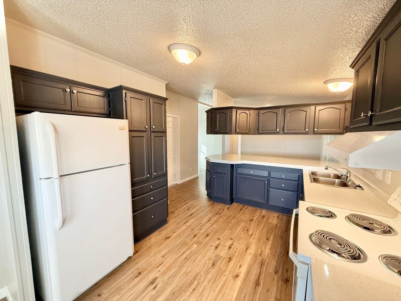 2845 E 14th St - Photo 6 of 25