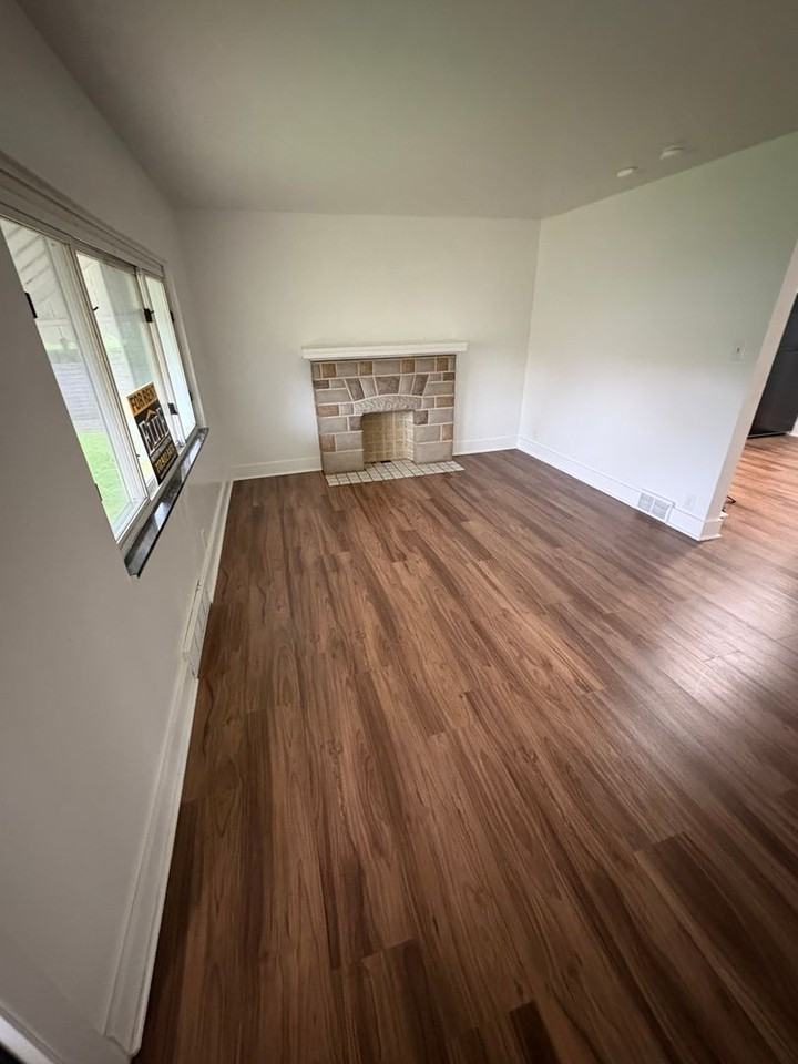 1304 Decker St - Photo 2 of 25