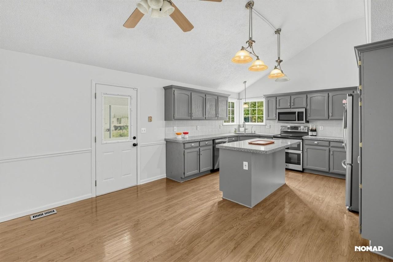 16403 Hinkle Ave - Photo 5 of 33