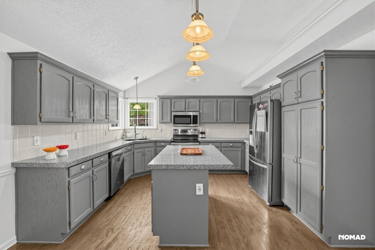 16403 Hinkle Ave - Photo 4 of 33