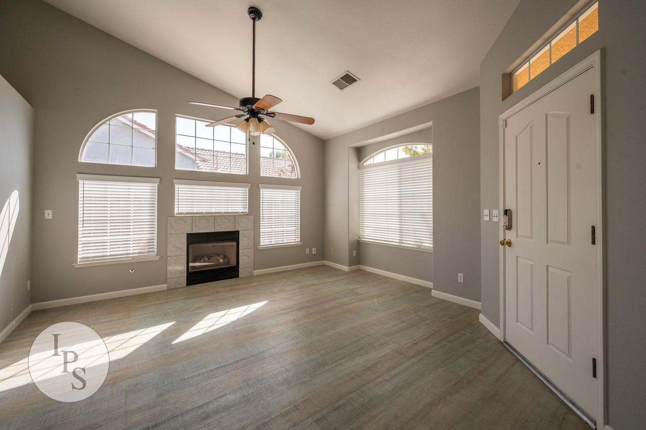 753 Applegate Ave - Photo 4 of 24