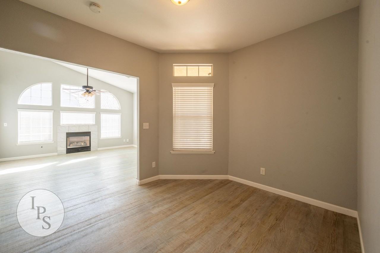 753 Applegate Ave - Photo 7 of 24