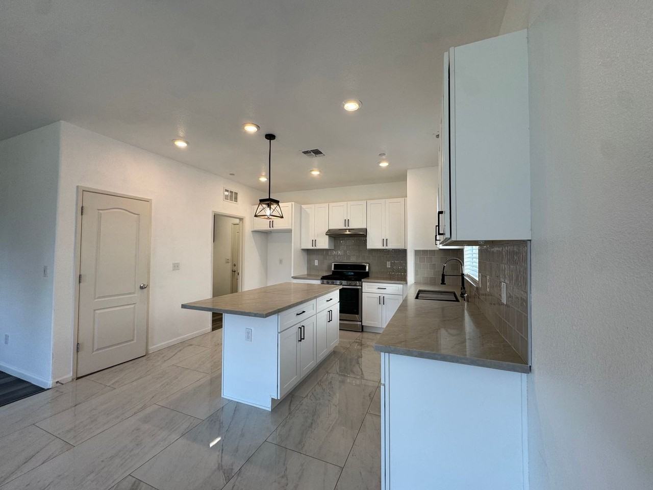 2469 S Rogers Ln - Photo 7 of 38