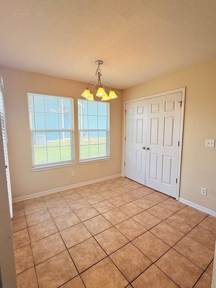 2410 Brooke Bnd - Photo 3 of 11