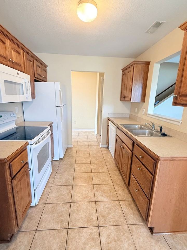 2410 Brooke Bnd - Photo 4 of 11