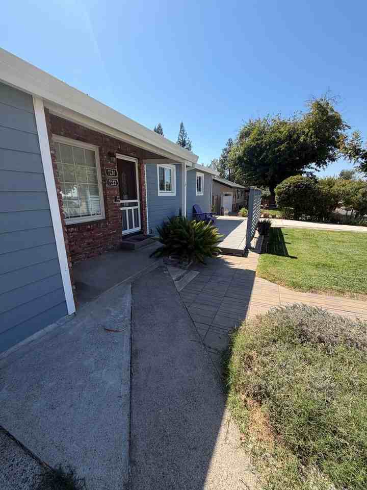 7210 Zelinda Dr - Photo 3 of 50
