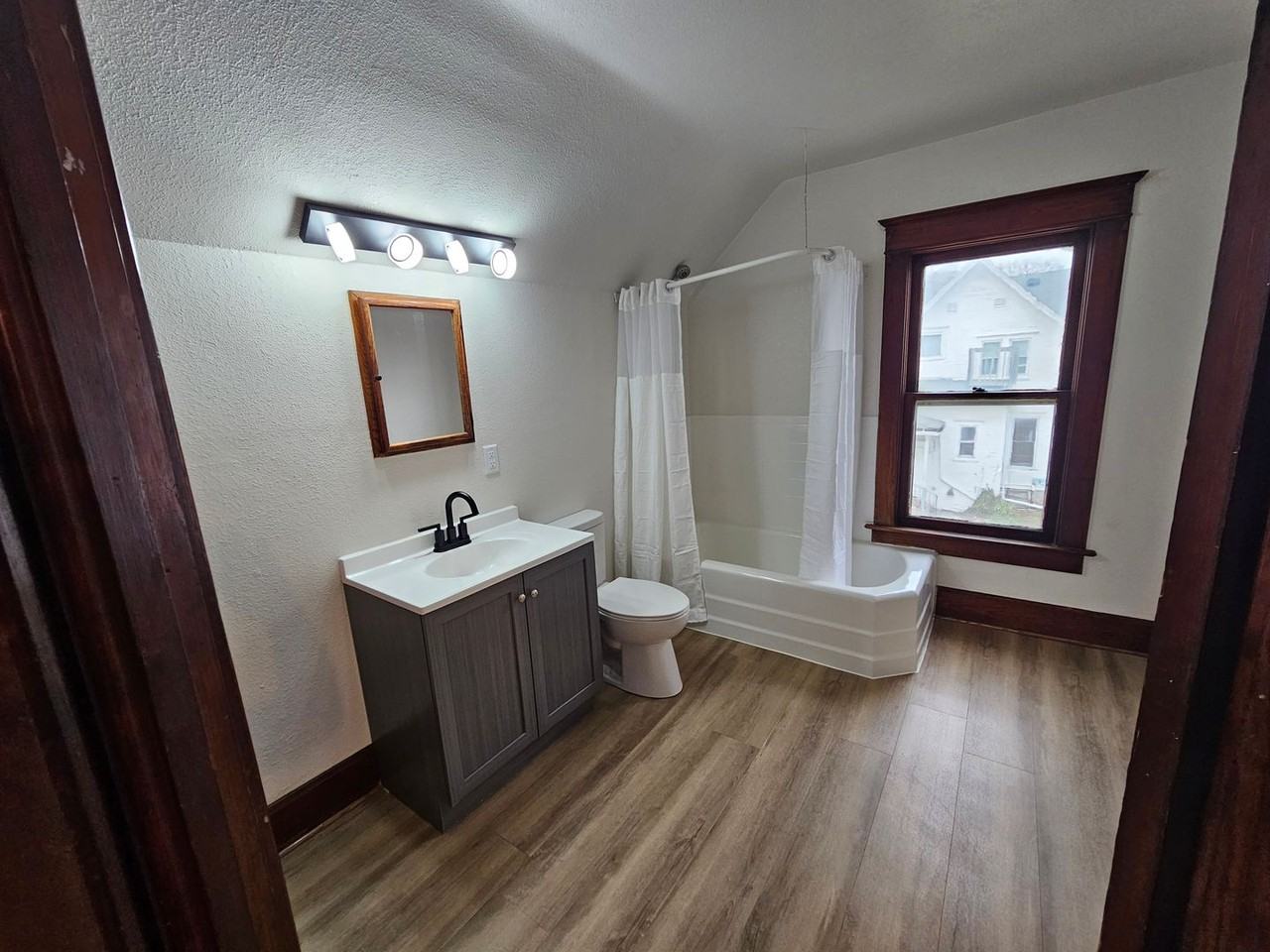 318 8th St - Photo 3 of 8