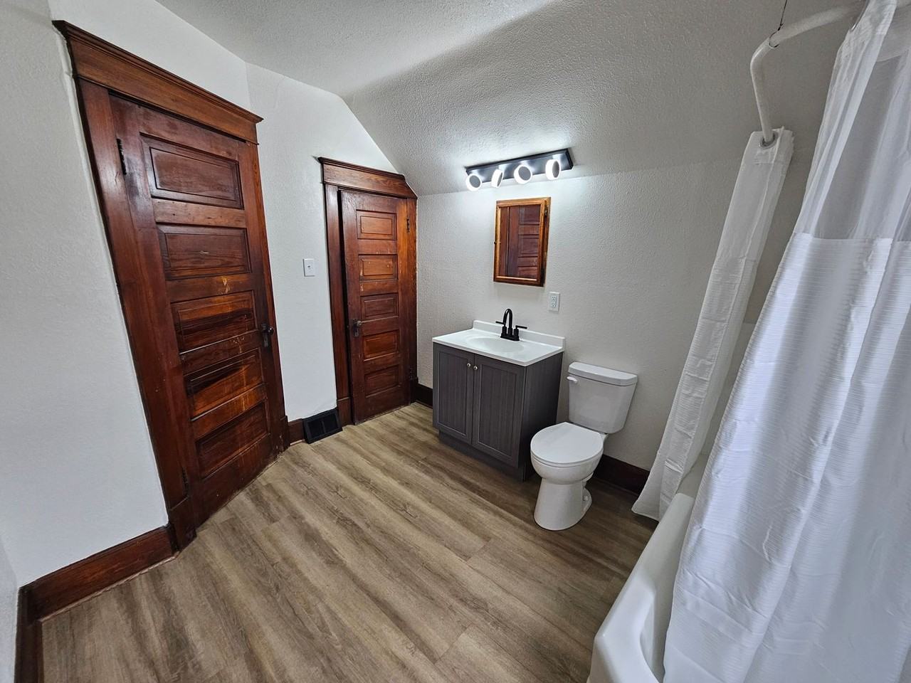 318 8th St - Photo 4 of 8