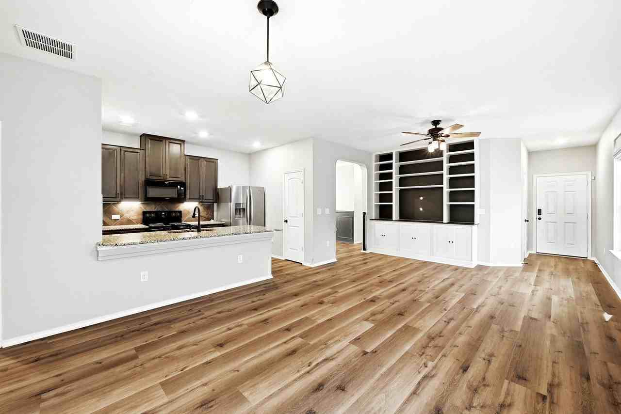 14720 Peregrine Dr - Photo 4 of 22