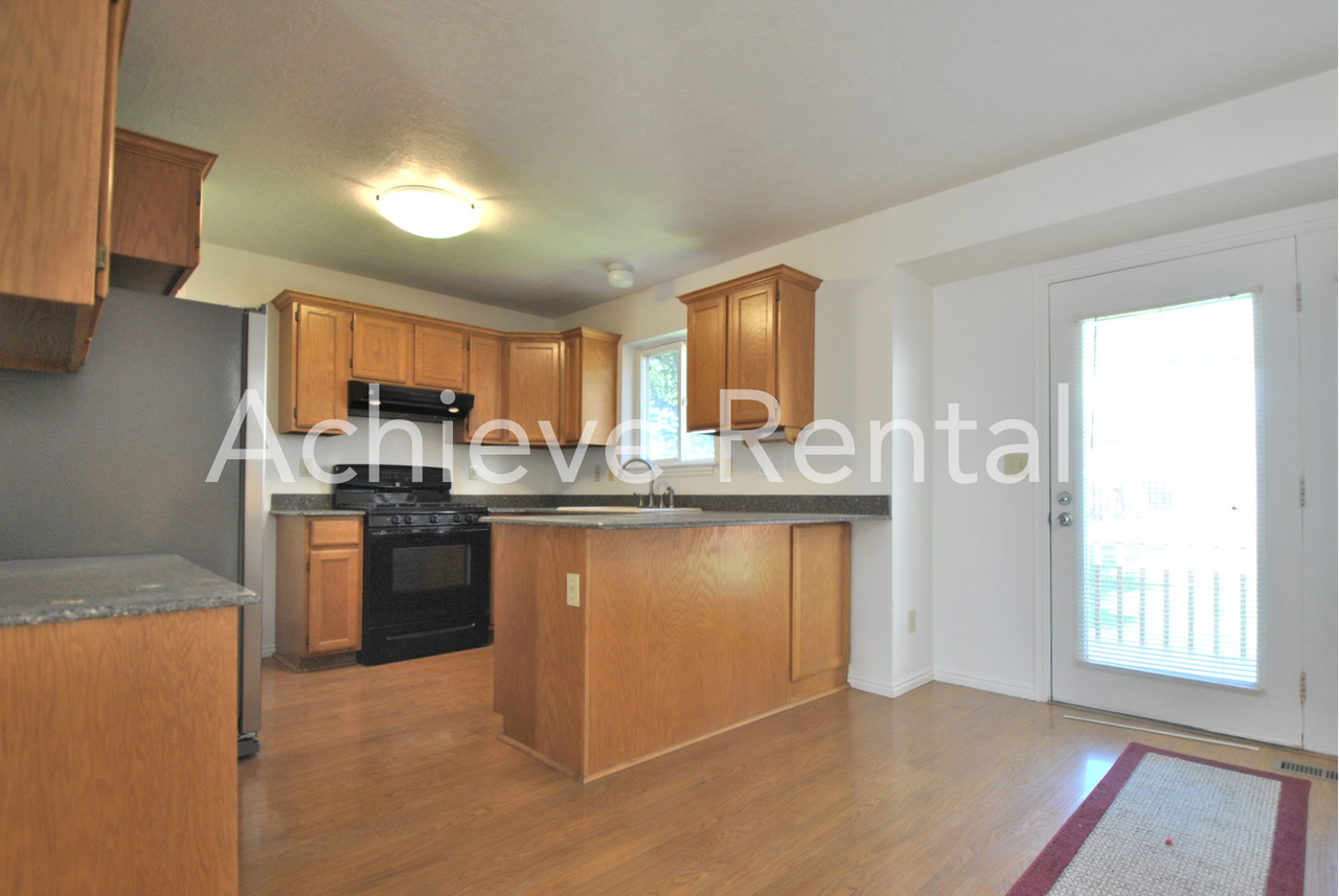 1294 Eastridge Cir - Photo 4 of 16