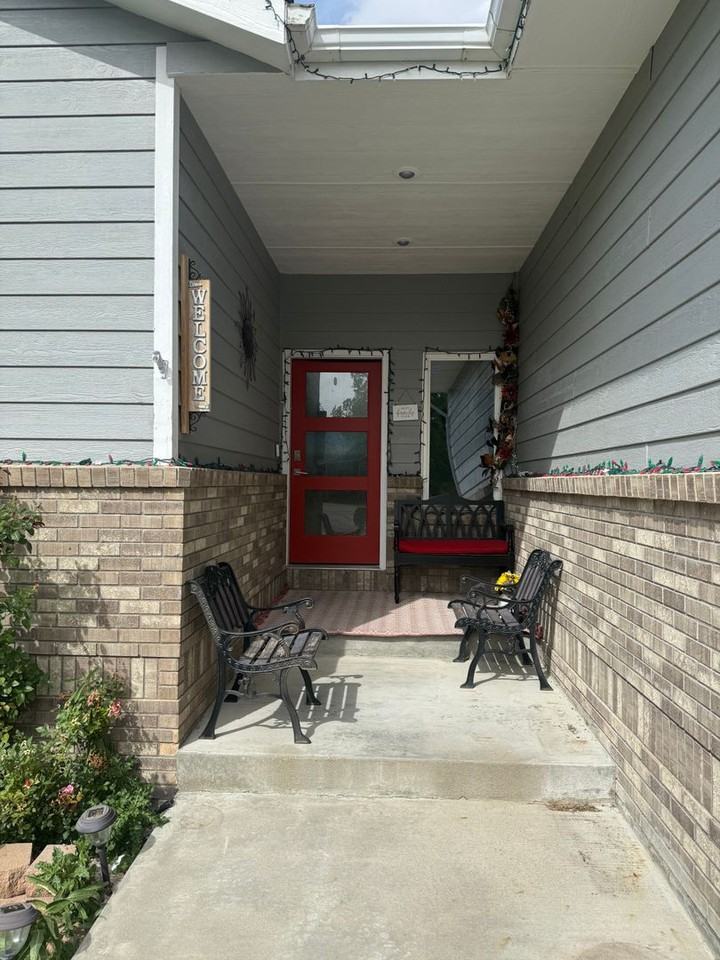 4720 E 15th St - Photo 2 of 33
