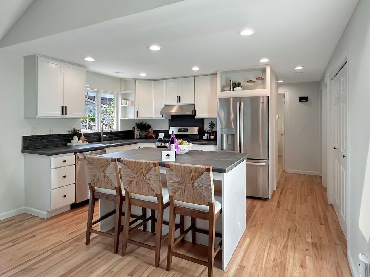 411 10th Ave - Photo 3 of 33