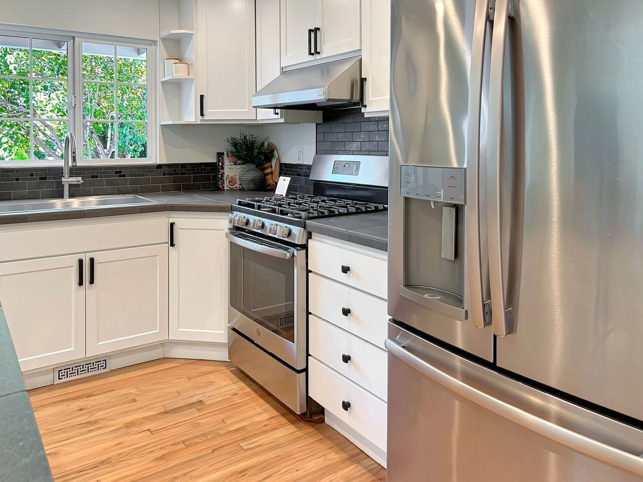 411 10th Ave - Photo 4 of 33