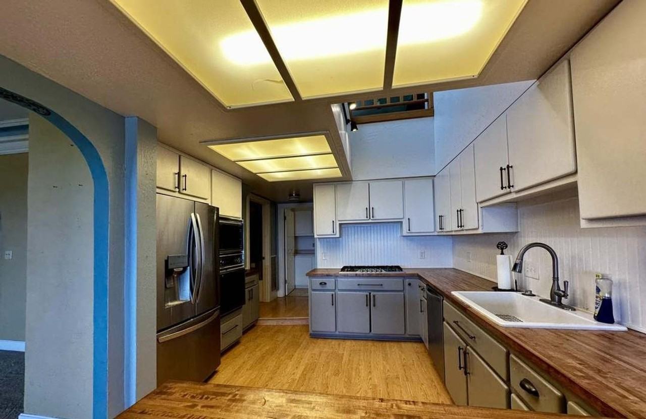 635 Clark St - Photo 5 of 20