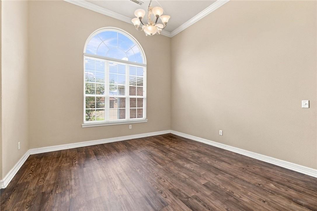 702 Sw Maidstone Ave - Photo 2 of 20