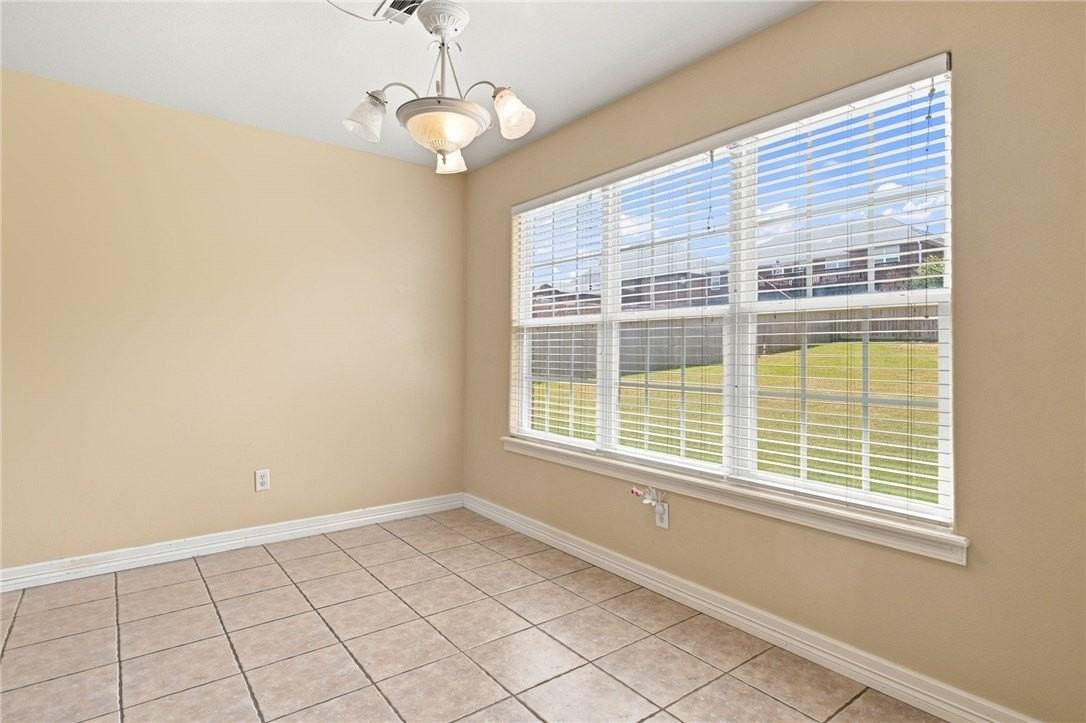702 Sw Maidstone Ave - Photo 6 of 20